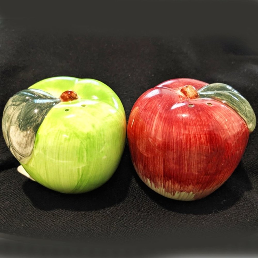 NEW Vintage BLOCK GEAR Ceramic Apples - Salt & Pepper Shakers - NWT